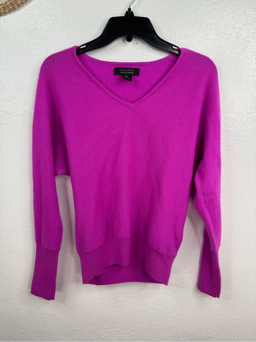 Tahari Cashmere Sweater Size M Magenta Purple V-Neck Pullover Long Sleeve